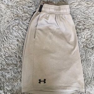 Underarmour men’s shorts size L
